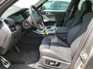2023 BMW X5 M z VIN 5YMJU0C02P9P67480, wystawiony jako Copart lot #47676403 z przebiegiem 2 242 mil mil oraz . Historia ofert i sprzedaży dostępna na DreamBid. Obrazek 7.