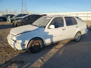 1998 Volkswagen Jetta z VIN 3VWTD81H1WM121112, wystawiony jako Copart lot #81733184 z przebiegiem 239 535 mil mil oraz Czysty tytuł • Clean title. Historia ofert i sprzedaży dostępna na DreamBid. Obrazek 1.