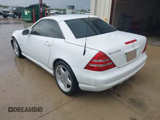 2001 Mercedes-Benz SLK 230/320 z VIN WDBKK65FX1F194536, wystawiony jako IAAI lot #41881130 z przebiegiem 108 544 mil mil oraz . Historia ofert i sprzedaży dostępna na DreamBid. Obrazek 3.
