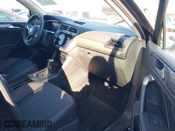 2023 Volkswagen Tiguan SE z VIN 3VVMB7AX7PM032629, wystawiony jako IAAI lot #41441468 z przebiegiem 52 518 mil mil oraz . Historia ofert i sprzedaży dostępna na DreamBid. Obrazek 5.