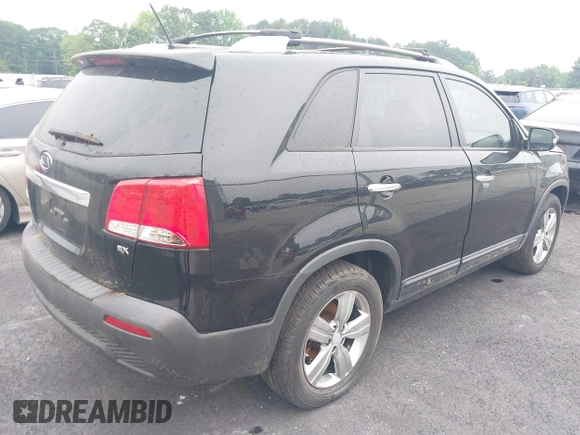 2013 Kia Sorento EX z VIN 5XYKU4A6XDG330770, wystawiony jako IAAI lot #42226062 z przebiegiem 184 705 mil mil oraz . Historia ofert i sprzedaży dostępna na DreamBid. Obrazek 4.