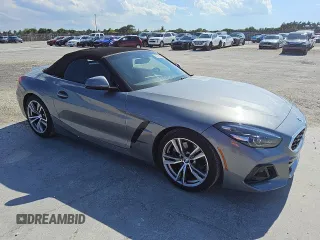 2025 BMW Z4 sDrive30i z VIN WBAHF3C08SWY40779, wystawiony jako Copart lot #56997015 z przebiegiem 18 324 mil mil oraz Tytuł czysty. Historia ofert i sprzedaży dostępna na DreamBid. Obrazek 4.