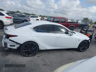 2024 Lexus IS 350 F Sport z VIN JTHBZ1B23R5080900, wystawiony jako IAAI lot #41435528 z przebiegiem 4 239 mil mil oraz . Historia ofert i sprzedaży dostępna na DreamBid. Obrazek 14.