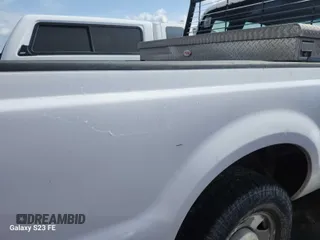 2005 Ford F-250 XL z VIN 1FTNX20585EB69766, wystawiony jako IAAI lot #42469690 z przebiegiem 151 197 mil mil oraz . Historia ofert i sprzedaży dostępna na DreamBid. Obrazek 1.