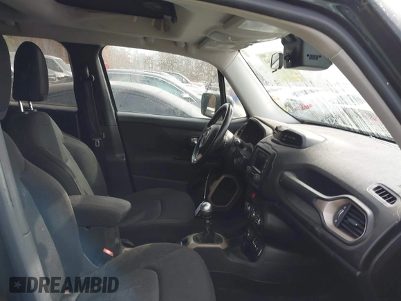 2015 Jeep Renegade Latitude with VIN ZACCJBBH2FPC25869, listed as a IAAI auction lot 40734359 with 128,475 mi miles. Bid and sale history available at carsss.com. Image 5.