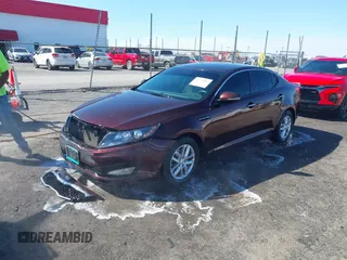 2013 Kia Optima LX z VIN 5XXGM4A7XDG241462, wystawiony jako IAAI lot #41774969 z przebiegiem 151 819 mil mil oraz . Historia ofert i sprzedaży dostępna na DreamBid. Obrazek 2.