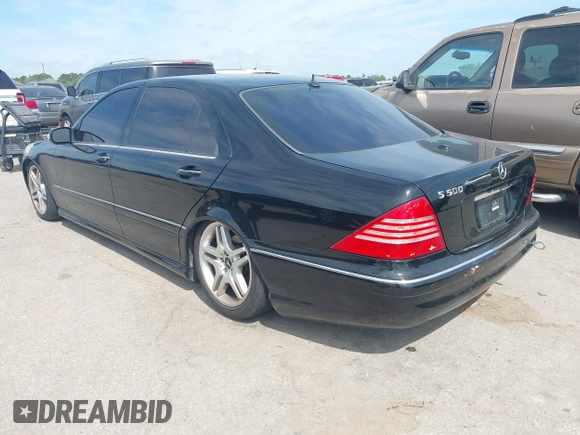2006 Mercedes-Benz S 500 z VIN WDBNG75J06A484636, wystawiony jako IAAI lot #42058885 z przebiegiem Nie podano mil oraz . Historia ofert i sprzedaży dostępna na DreamBid. Obrazek 3.