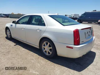 2009 Cadillac STS RWD z VIN 1G6DZ67A290134517, wystawiony jako IAAI lot #42284292 z przebiegiem 153 085 mil mil oraz . Historia ofert i sprzedaży dostępna na DreamBid. Obrazek 3.
