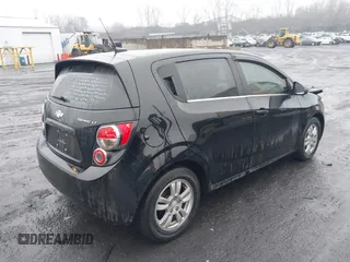2012 Chevrolet Sonic LT z VIN 1G1JD6SH4C4176084, wystawiony jako IAAI lot #41479847 z przebiegiem 57 690 mil mil oraz . Historia ofert i sprzedaży dostępna na DreamBid. Obrazek 4.
