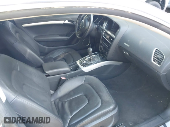 2012 Audi A5 Premium Plus z VIN WAULFAFR7CA027599, wystawiony jako IAAI lot #42201693 z przebiegiem 126 866 mil mil oraz . Historia ofert i sprzedaży dostępna na DreamBid. Obrazek 5.
