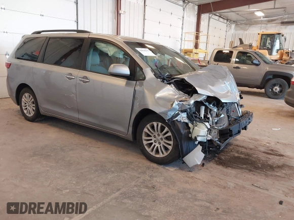 2015 Toyota Sienna XLE with VIN 5TDYK3DCXFS534633, listed as a IAAI auction lot 42018593 with 128,421 mi miles. Bid and sale history available at carsss.com. Image 1.