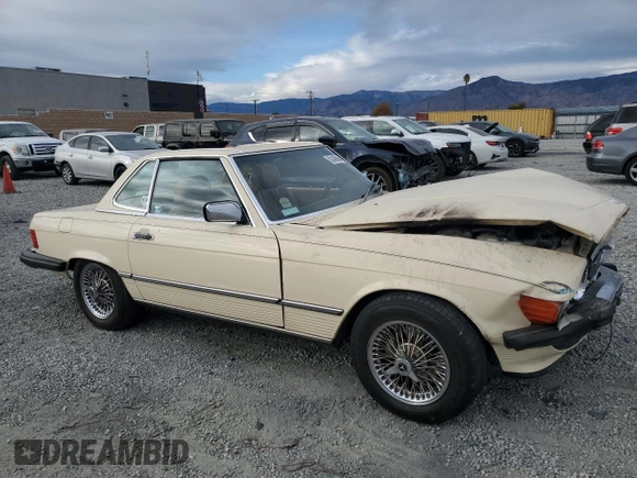 1986 Mercedes-Benz 560 SL z VIN WDBBA48D9GA042092, wystawiony jako Copart lot #82438564 z przebiegiem 43 758 mil mil oraz Szkoda całkowita • Salvage title. Historia ofert i sprzedaży dostępna na DreamBid. Obrazek 4.
