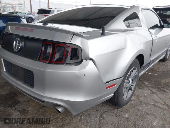 2014 Ford Mustang V6 z VIN 1ZVBP8AM3E5295137, wystawiony jako IAAI lot #42153393 z przebiegiem 154 878 mil mil oraz . Historia ofert i sprzedaży dostępna na DreamBid. Obrazek 6.