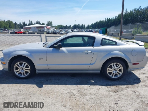 2006 Ford Mustang GT Deluxe z VIN 1ZVHT82H065175045, wystawiony jako IAAI lot #42446022 z przebiegiem 144 165 mil mil oraz . Historia ofert i sprzedaży dostępna na DreamBid. Obrazek 14.