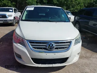 2011 Volkswagen Routan z VIN 2V4RW5DGXBR691854, wystawiony jako IAAI lot #42348045 z przebiegiem 171 002 mil mil oraz . Historia ofert i sprzedaży dostępna na DreamBid. Obrazek 6.
