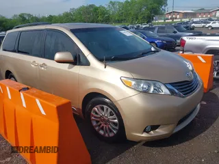 2013 Toyota Sienna XLE AAS with VIN 5TDYK3DC5DS331291, listed as a IAAI auction lot 42090586 with 176,711 mi miles. Bid and sale history available at carsss.com. Image 1.
