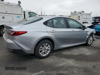 2025 Toyota Camry LE z VIN 4T1DAACK0SU073104, wystawiony jako Copart lot #51095855 z przebiegiem 10 976 mil mil oraz Szkoda całkowita • Salvage title. Historia ofert i sprzedaży dostępna na DreamBid. Obrazek 3.