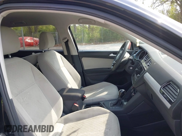 2020 Volkswagen Tiguan S z VIN 3VV1B7AX7LM058984, wystawiony jako IAAI lot #42045211 z przebiegiem 77 293 mil mil oraz . Historia ofert i sprzedaży dostępna na DreamBid. Obrazek 5.
