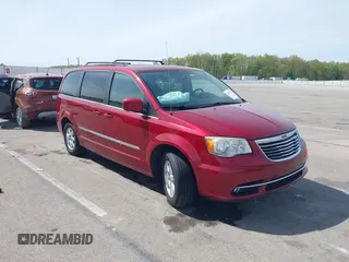 2013 Chrysler Town & Country Touring z VIN 2C4RC1BG1DR526552, wystawiony jako IAAI lot #42093514 z przebiegiem 211 766 mil mil oraz . Historia ofert i sprzedaży dostępna na DreamBid. Obrazek 1.