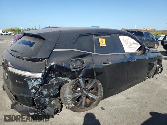 2022 BMW iX xDrive50 z VIN WB523CF04NCK19635, wystawiony jako Copart lot #44999765 z przebiegiem 28 141 mil mil oraz Szkoda całkowita • Salvage title. Historia ofert i sprzedaży dostępna na DreamBid. Obrazek 3.