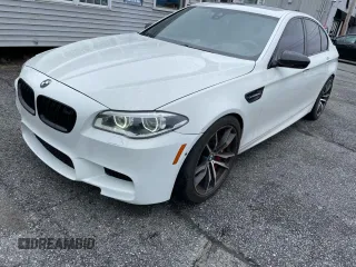 2014 BMW M5 z VIN WBSFV9C50ED097667, wystawiony jako Copart lot #55102255 z przebiegiem 145 086 mil mil oraz Tytuł czysty. Historia ofert i sprzedaży dostępna na DreamBid. Obrazek 2.