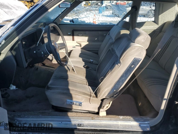 1984 Chevrolet Monte Carlo z VIN 1G1AZ37H3EB102999, wystawiony jako Copart lot #87061824 z przebiegiem 271 202 mil mil oraz Szkody całkowita. Historia ofert i sprzedaży dostępna na DreamBid. Obrazek 7.
