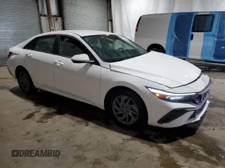 2024 Hyundai Elantra SEL z VIN KMHLM4DG2RU647923, wystawiony jako Copart lot #57389885 z przebiegiem 27 429 mil mil oraz Czysty tytuł • Clean title. Historia ofert i sprzedaży dostępna na DreamBid. Obrazek 4.