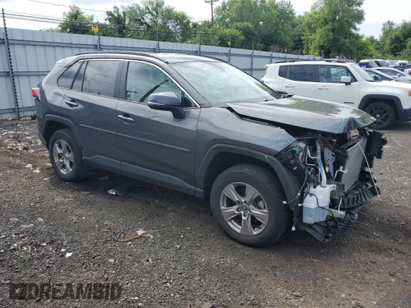 2023 Toyota RAV4 XLE z VIN 2T3P1RFV3PW329946, wystawiony jako Copart lot #63818595 z przebiegiem 45 428 mil mil oraz Szkoda całkowita • Salvage title. Historia ofert i sprzedaży dostępna na DreamBid. Obrazek 4.
