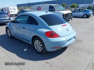 2015 Volkswagen Beetle Fleet Edition z VIN 3VWF17AT6FM639589, wystawiony jako IAAI lot #42538753 z przebiegiem 104 935 mil mil oraz . Historia ofert i sprzedaży dostępna na DreamBid. Obrazek 3.