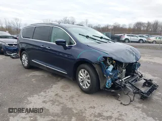2018 Chrysler Pacifica Touring L z VIN 2C4RC1BG6JR233614, wystawiony jako IAAI lot #40794355 z przebiegiem 52 469 mil mil oraz . Historia ofert i sprzedaży dostępna na DreamBid. Obrazek 1.