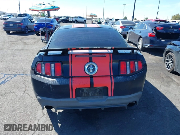 2012 Ford Mustang Premium z VIN 1ZVBP8AM8C5230247, wystawiony jako IAAI lot #41721081 z przebiegiem 118 868 mil mil oraz . Historia ofert i sprzedaży dostępna na DreamBid. Obrazek 17.