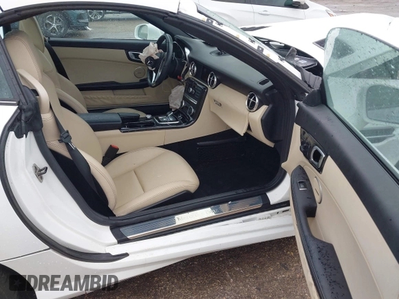 2016 Mercedes-Benz SLK 300 z VIN WDDPK3JA4GF123735, wystawiony jako IAAI lot #41559315 z przebiegiem Nie podano mil oraz . Historia ofert i sprzedaży dostępna na DreamBid. Obrazek 5.