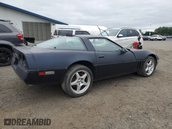 1988 Chevrolet Corvette z VIN 1G1YY218XJ5122454, wystawiony jako Copart lot #57773835 z przebiegiem 90 807 mil mil oraz Czysty tytuł • Clean title. Historia ofert i sprzedaży dostępna na DreamBid. Obrazek 3.