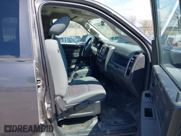 2018 Ram 1500 SSV z VIN 1C6RR7XT1JS270616, wystawiony jako IAAI lot #42080855 z przebiegiem 129 819 mil mil oraz . Historia ofert i sprzedaży dostępna na DreamBid. Obrazek 5.