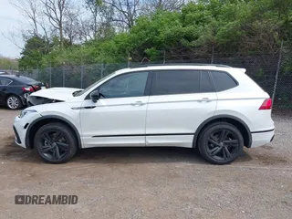 2024 Volkswagen Tiguan SE R-Line Black with VIN 3VV8B7AX9RM231038, listed as a IAAI auction lot 42092117 with 563 mi miles and . Bid and sale history available at DreamBid. Image 15.