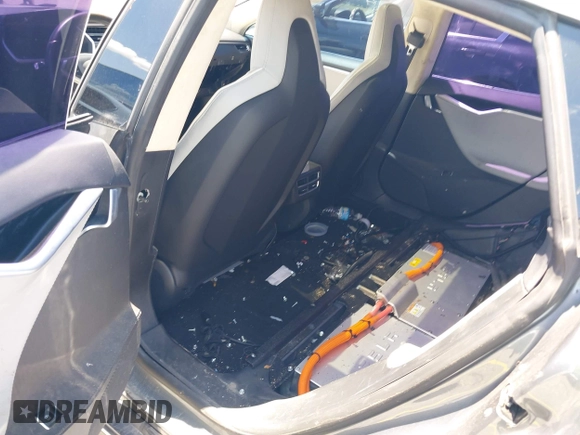 2013 Tesla Model S Performance z VIN 5YJSA1DP9DFP06121, wystawiony jako IAAI lot #42511097 z przebiegiem 100 990 mil mil oraz . Historia ofert i sprzedaży dostępna na DreamBid. Obrazek 8.