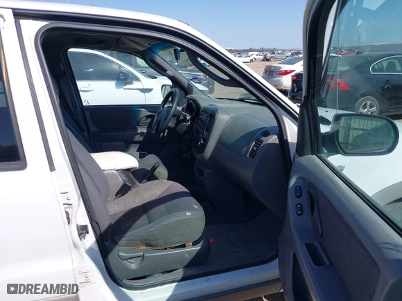 2002 Ford Escape XLT Choice with VIN 1FMYU03122KD33637, listed as a IAAI auction lot 41862269 with 275,583 mi miles. Bid and sale history available at carsss.com. Image 5.