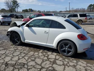 2014 Volkswagen Beetle 1.8T z VIN 3VWJ17AT1EM665073, wystawiony jako Copart lot #47805405 z przebiegiem 92 303 mil mil oraz Szkoda całkowita • Salvage title. Historia ofert i sprzedaży dostępna na DreamBid. Obrazek 2.