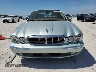 2005 Jaguar XJ Vanden Plas z VIN SAJWA82CX5SG35644, wystawiony jako Copart lot #49029245 z przebiegiem 88 771 mil mil oraz Szkoda całkowita • Salvage title. Historia ofert i sprzedaży dostępna na DreamBid. Obrazek 5.