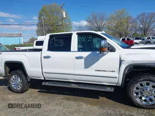 2015 GMC Sierra 2500HD Denali z VIN 1GT120E85FF641373, wystawiony jako IAAI lot #41791280 z przebiegiem 281 137 mil mil oraz . Historia ofert i sprzedaży dostępna na DreamBid. Obrazek 13.