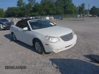 2010 Chrysler Sebring Touring z VIN 1C3BC5ED2AN142688, wystawiony jako IAAI lot #42814330 z przebiegiem 117 602 mil mil oraz . Historia ofert i sprzedaży dostępna na DreamBid. Obrazek 1.