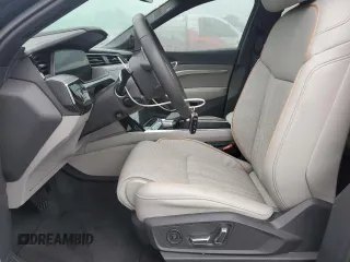 2024 Audi Q8 e-tron Prestige z VIN WA16ABGE0RB007398, wystawiony jako Copart lot #74084044 z przebiegiem Nie podano mil oraz Nie do naprawy. Historia ofert i sprzedaży dostępna na DreamBid. Obrazek 7.