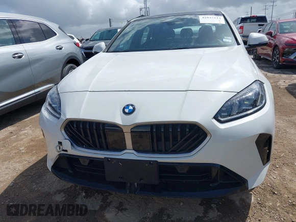 2025 BMW 2 Series 228 xDrive z VIN WBA23GG06S7S55337, wystawiony jako IAAI lot #42537114 z przebiegiem 5 917 mil mil oraz . Historia ofert i sprzedaży dostępna na DreamBid. Obrazek 6.