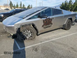 2024 Tesla Cybertruck z VIN 7G2CEHED8RA014228, wystawiony jako Copart lot #49007345 z przebiegiem 10 050 mil mil oraz Szkody całkowita. Historia ofert i sprzedaży dostępna na DreamBid. Obrazek 1.