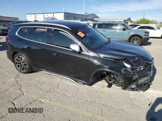 2024 BMW X1 xDrive28i z VIN WBX73EF02R5Z31516, wystawiony jako Copart lot #52913595 z przebiegiem Nie podano mil oraz Szkody całkowita. Historia ofert i sprzedaży dostępna na DreamBid. Obrazek 4.