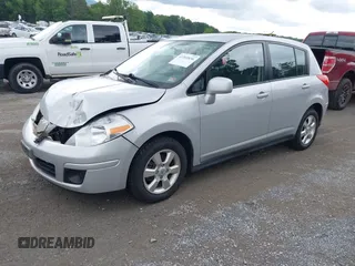 2012 Nissan Versa S z VIN 3N1BC1CP3CK267230, wystawiony jako IAAI lot #42369856 z przebiegiem 200 971 mil mil oraz . Historia ofert i sprzedaży dostępna na DreamBid. Obrazek 2.