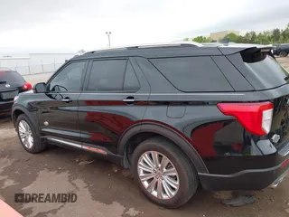 2022 Ford Explorer King Ranch z VIN 1FM5K8LC5NGA34787, wystawiony jako IAAI lot #42066427 z przebiegiem 82 945 mil mil oraz . Historia ofert i sprzedaży dostępna na DreamBid. Obrazek 14.