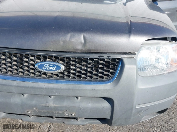 2004 Ford Escape XLT with VIN 1FMYU93174KB10825, listed as a IAAI auction lot 41703192 with 240,355 mi miles. Bid and sale history available at carsss.com. Image 6.