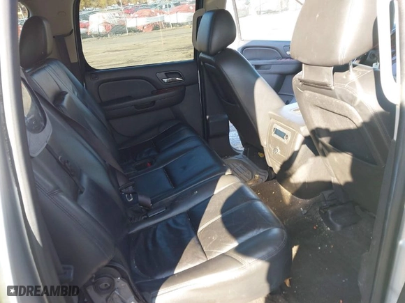 2014 Chevrolet Suburban LT with VIN 1GNSKJE75ER152008, listed as a IAAI auction lot 40938852 with 210,489 mi miles. Bid and sale history available at carsss.com. Image 8.