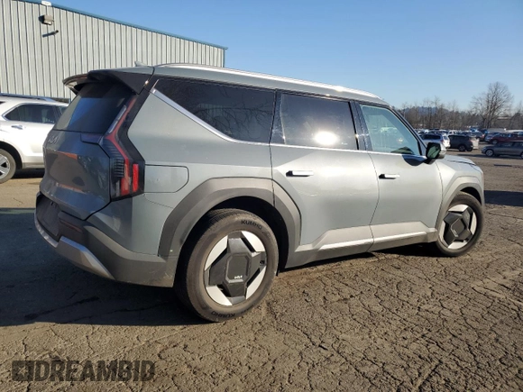 2024 Kia EV9 Wind z VIN KNDAFFS53R6044485, wystawiony jako Copart lot #42955125 z przebiegiem 8 884 mil mil oraz Szkoda całkowita • Salvage title. Historia ofert i sprzedaży dostępna na DreamBid. Obrazek 3.